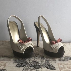 Cream heels with bow accent